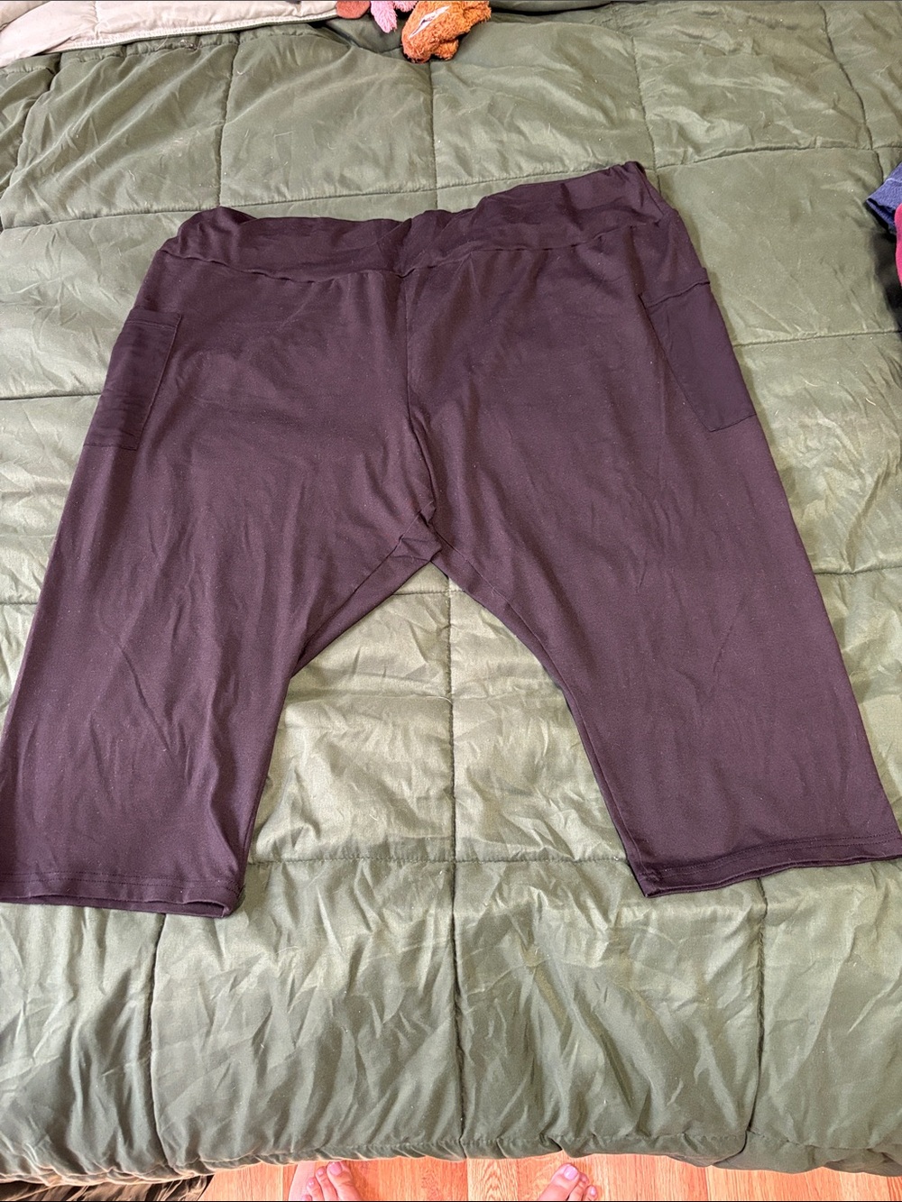 SHEIN women’s black Capri Pants with Side Pockets